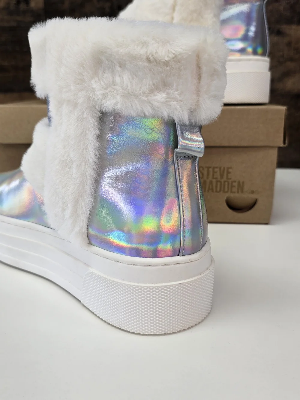 Steve Madden Kids Holographic Silver Faux-Fur Platform Boots Size 2 JBUUNNY